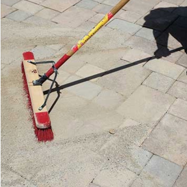 铺砖步骤：最后撒polymeric sand，防止杂草